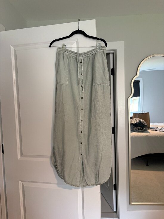 C&C California Dresses & Skirts - C&C California Light Green Midi Button Down Skirt Size Large